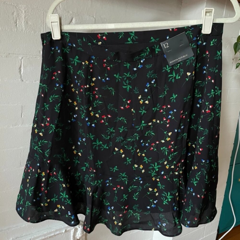 NWT Black Banana Republic skirt w/ floral prints - size 12